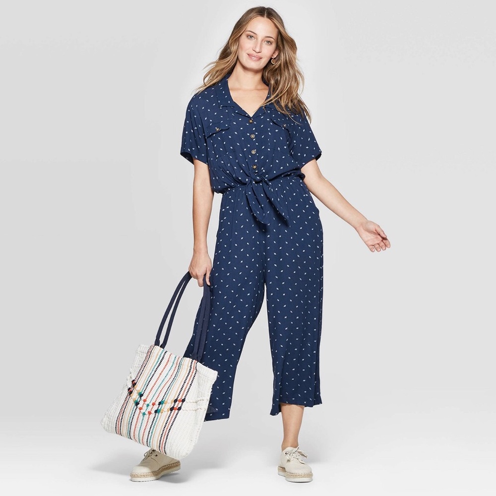 Cute jumpsuit with front buttons and tie